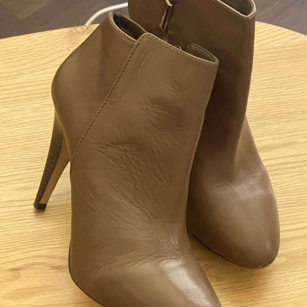 Banana Republic shoe bootie size 8 1/2 in great condition!